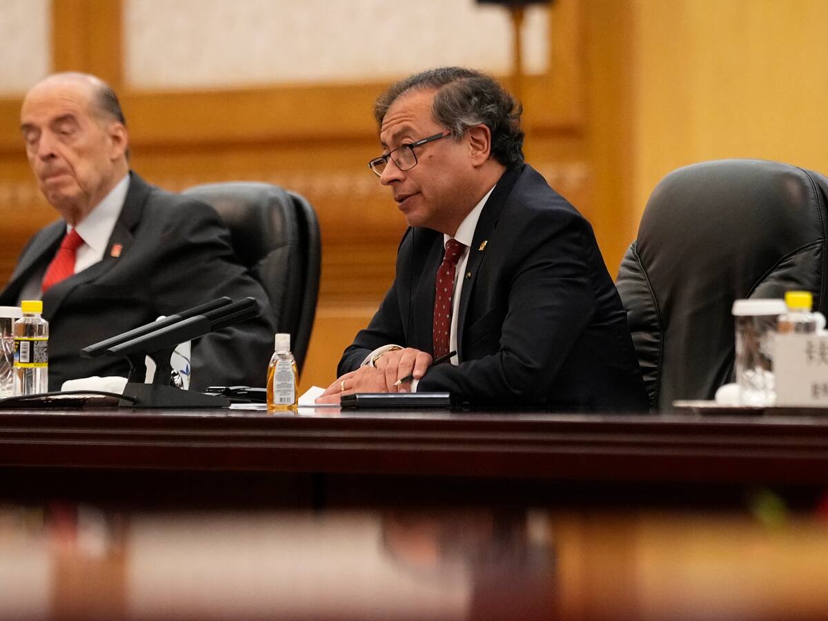 Al Oído: una velita para que el presidente Petro encuentre la luz