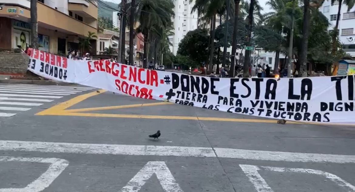 La protesta lleva a cabo en el barrio Versalles de Cali. Foto: Cortesía.