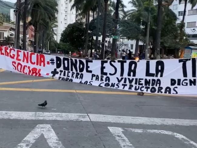 La protesta lleva a cabo en el barrio Versalles de Cali. Foto: Cortesía.