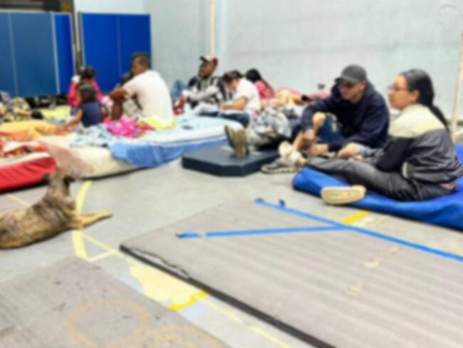 Las familias desplazadas se encuentran albergadas en el Coliseo de Jamundí, donde han empezado a recibir atención por parte de las autoridades locales. Foto: Alcaldía de Jamundí.