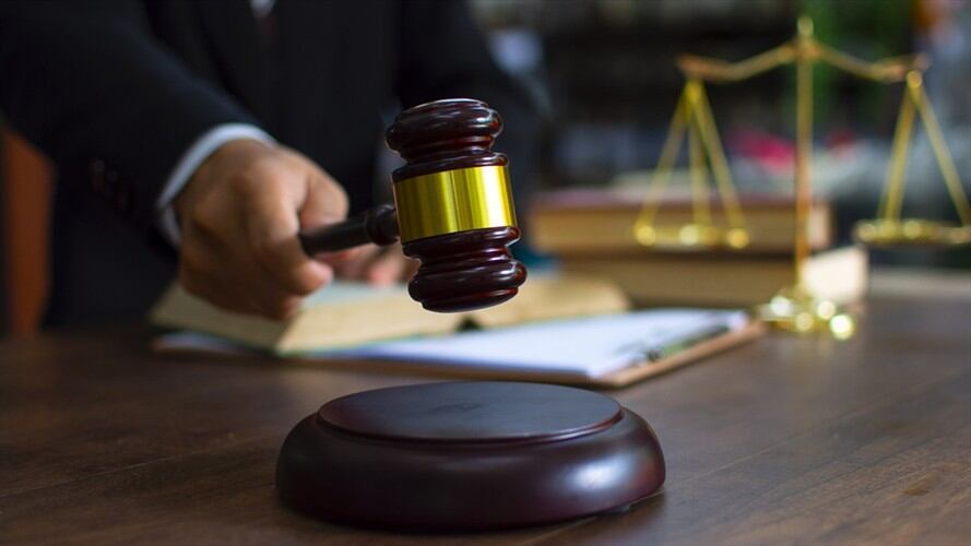 Condenan a magistrado que nombró “a dedo”  a sus amigos. Foto: Getty Images / SEKSAN MONGKHONKHAMSAO