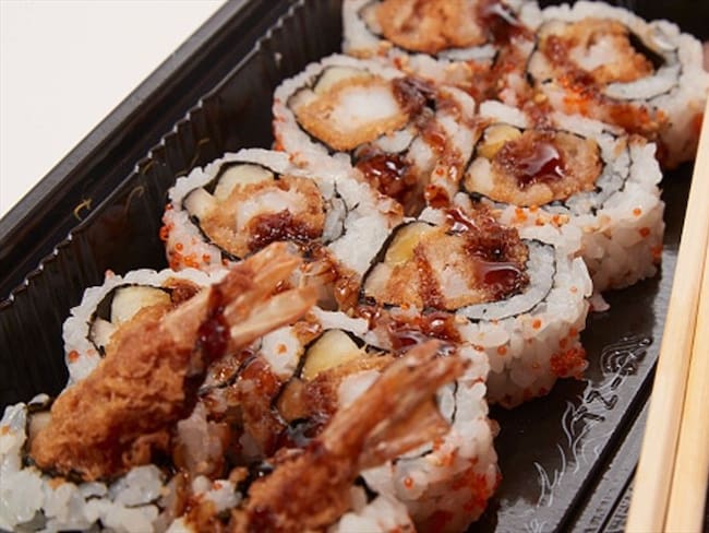 ¿Consume sushi en exceso? Encuentran gusano de 2 metros dentro de un adicto. Foto: Getty Images