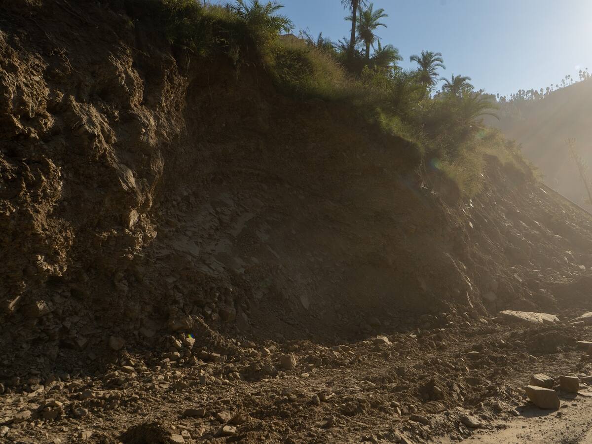 Avalancha en la vía que comunica el departamento del Huila con el Cauca