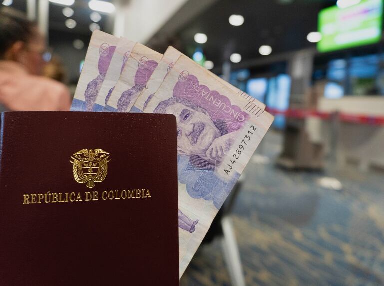 Pasaporte de Colombia con billetes de 50.000 pesos en el Aeropuerto el Dorado en Bogotá (Getty Images)