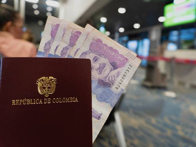 Pasaporte de Colombia con billetes de 50.000 pesos en el Aeropuerto el Dorado en Bogotá (Getty Images)