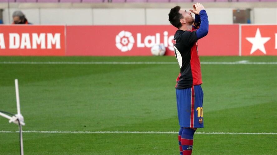 Homenaje de Messi a Maradona con la camiseta de Newell's. Foto: Getty Images