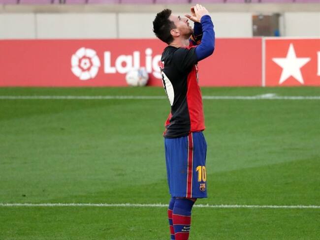Homenaje de Messi a Maradona con la camiseta de Newell's. Foto: Getty Images