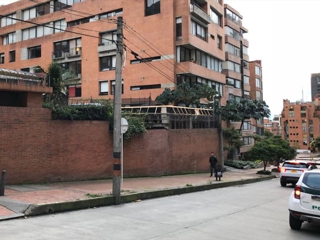 Según los residentes que colindan con la vivienda, no existe ningún aviso correspondiente a la Curaduría o a la Alcaldía de la localidad que diera el aval pertinente para estos trabajos. Foto: Diego Aguilar (W Radio)