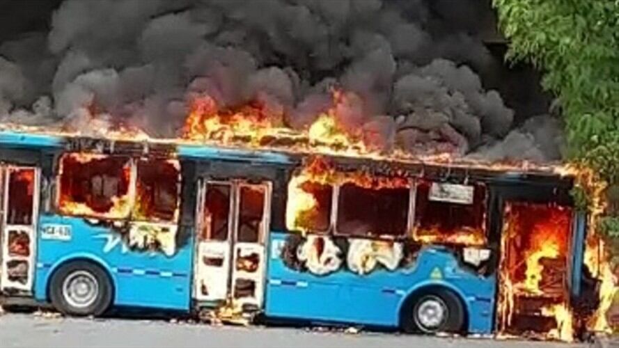 En medio de las confrontaciones, una persona falleció y al menos cuatro policpias resultaron heridos, uno de ellos con arma de fuego. . Foto: Cortesía
