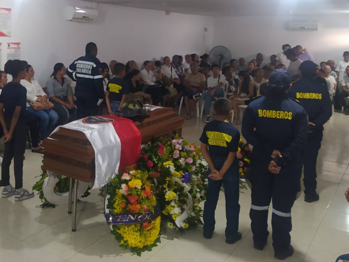 Homenaje póstumo a bombero que murió al atender incendio forestal en Zona Bananera