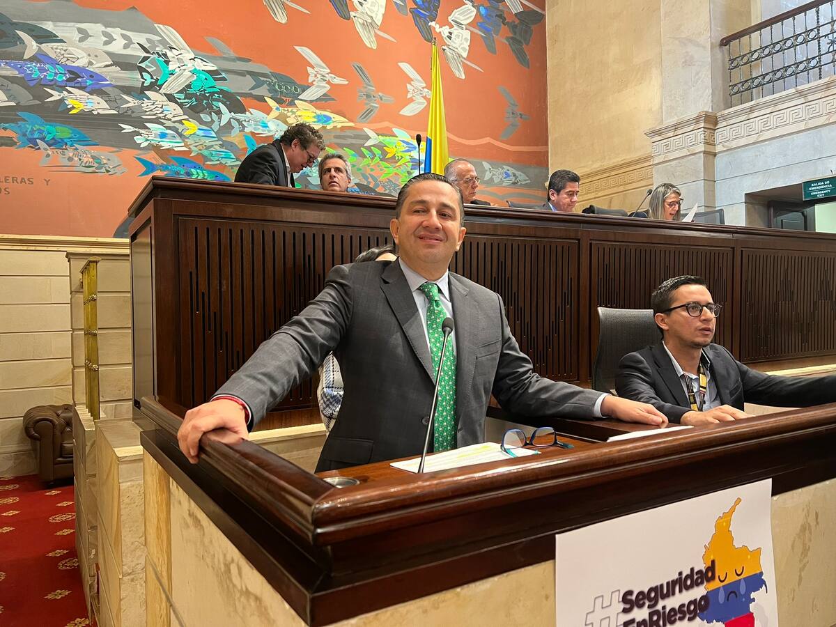 Es hora de que presidente Petro revise su discurso incendiario: representante Julio Triana