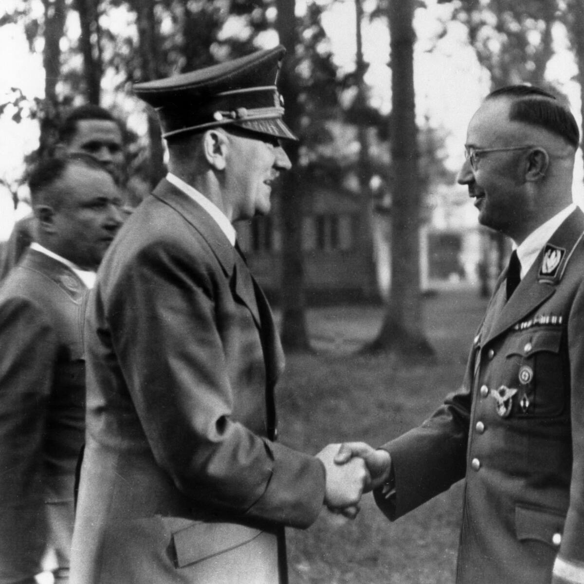 El médico de Himmler: el libro de Kersaudy sobre el “Buda mágico” que liberó prisioneros en la II Guerra Mundial