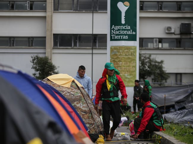Bogotá. Noviembre 26 de 2024. Miembros de la comunidad indígena Embera realizaron una toma pacífica en las inmediaciones de la Agencia Nacional de Tierras. (Colprensa - Cristian Bayona).