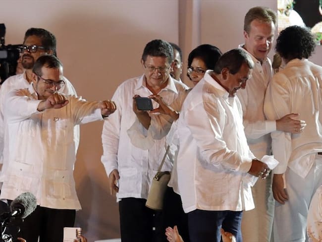 El máximo líder de las Farc, Rodrigo Londoño Echeverri (i) e integrantes del secretariado de las Farc celebran durante la firma del acuerdo de paz. Foto: Agencia EFE/Ricardo Maldonado