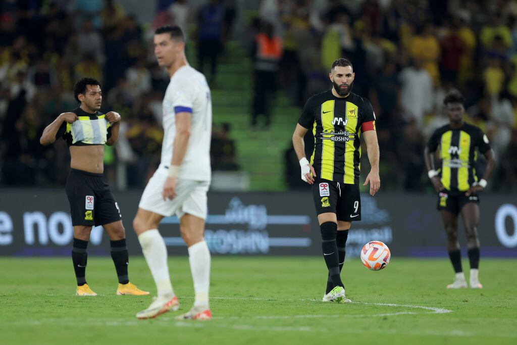 Karim Benzemá de Al-Ittihad al fondo (derecha) y Cristiano Ronaldo Al-Nassr (izquierda). Foto: Getty Images.