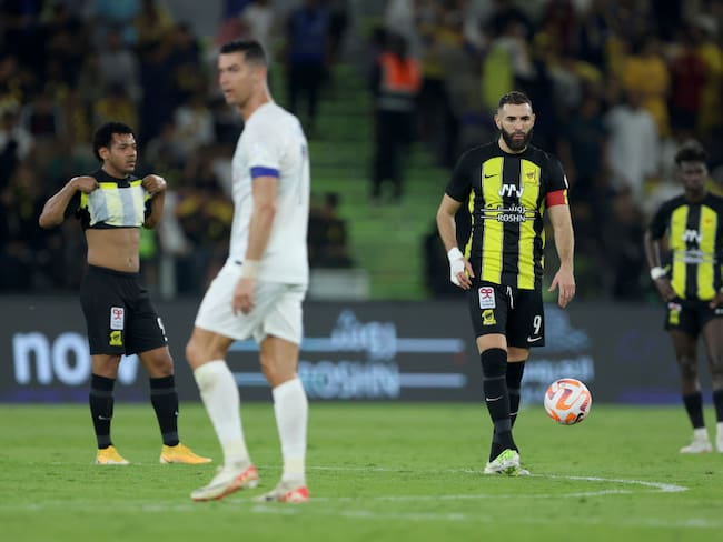 Karim Benzemá de Al-Ittihad al fondo (derecha) y Cristiano Ronaldo Al-Nassr (izquierda). Foto: Getty Images.
