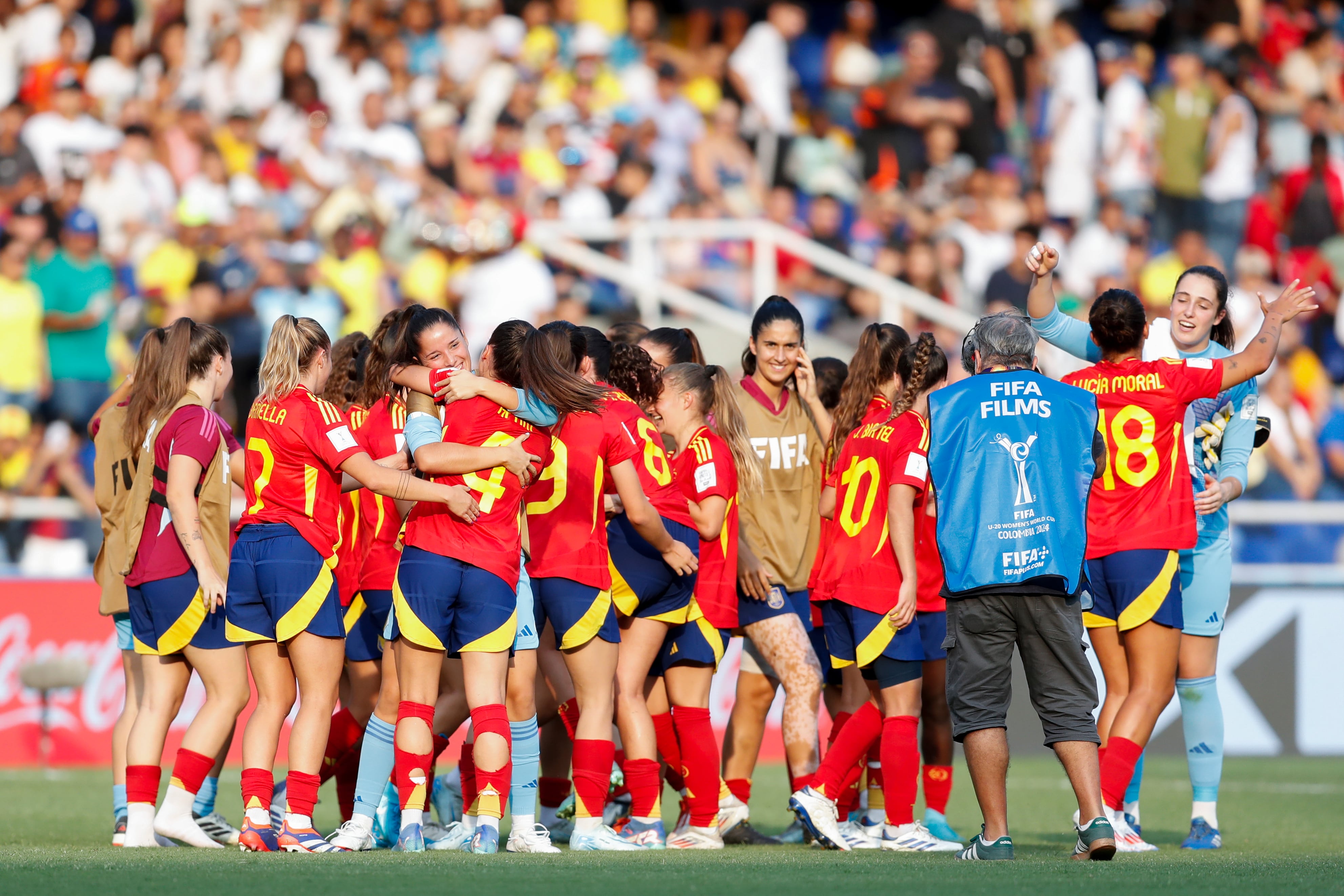 AMDEP5659. CALI (COLOMBIA), 01/09/2024.- Jugadoras de España celebran al final de un partido del grupo C de la Copa Mundial Femenina sub-20 entre las selecciones de España y Estados Unidos este domingo, en el estadio de Pascual Guerrero en Cali (Colombia). EFE/ Ernesto Guzmán Jr.