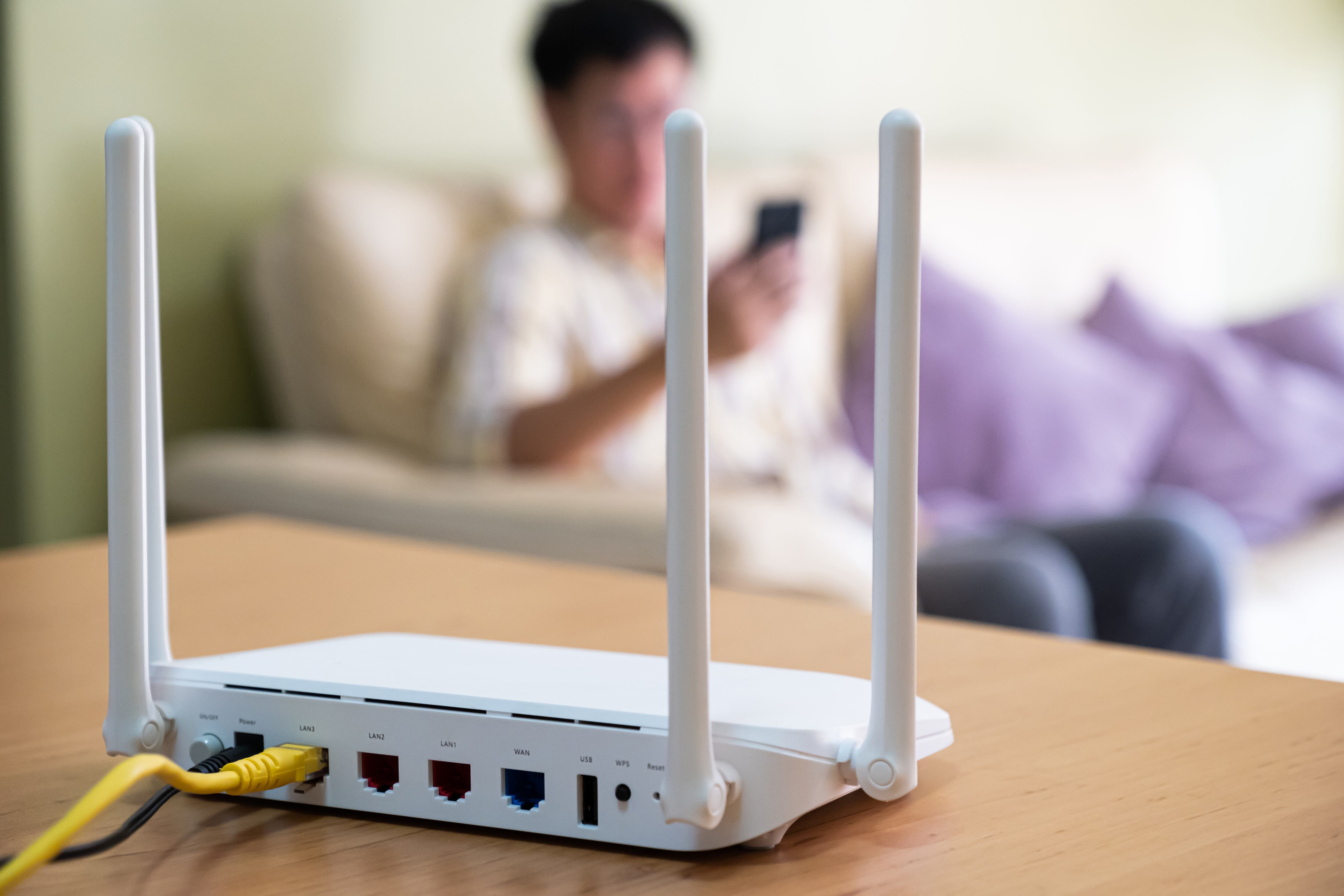 Persona conectada al router de su casa (GettyImages)