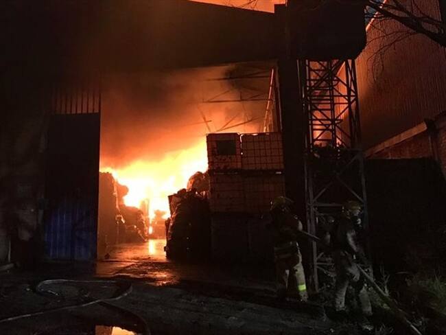 Incendio de grandes proporciones consume una bodega de plásticos en Yumbo, Valle del Cauca