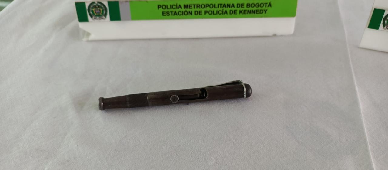 Capturado en flagrancia con un arma de fuego tipo lapicero. Foto: Suministrada.