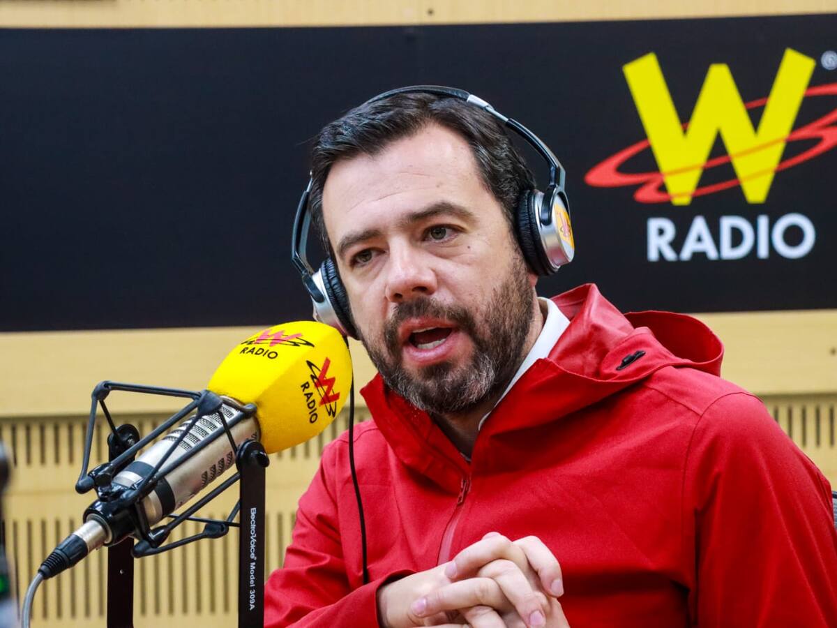 “No voy a repartir puestos, los apoyos llegan por convicción”: Carlos Fernando Galán