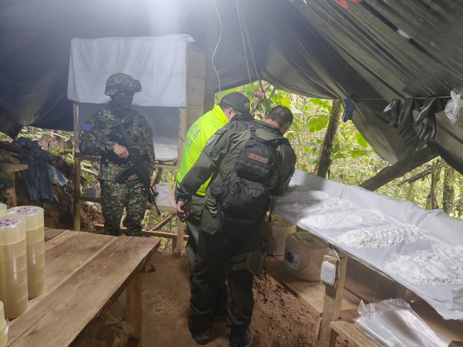 En el municipio de Santa María, Boyacá, fue destruido un laboratorio para el procesamiento de clorhidrato de cocaína e incautaron más de 800 kilogramos de clorhidrato de cocaína / Foto: Primera Brigada.