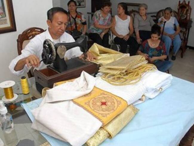 ¿Qué opina de la controversia del sastre que cose para el papa?