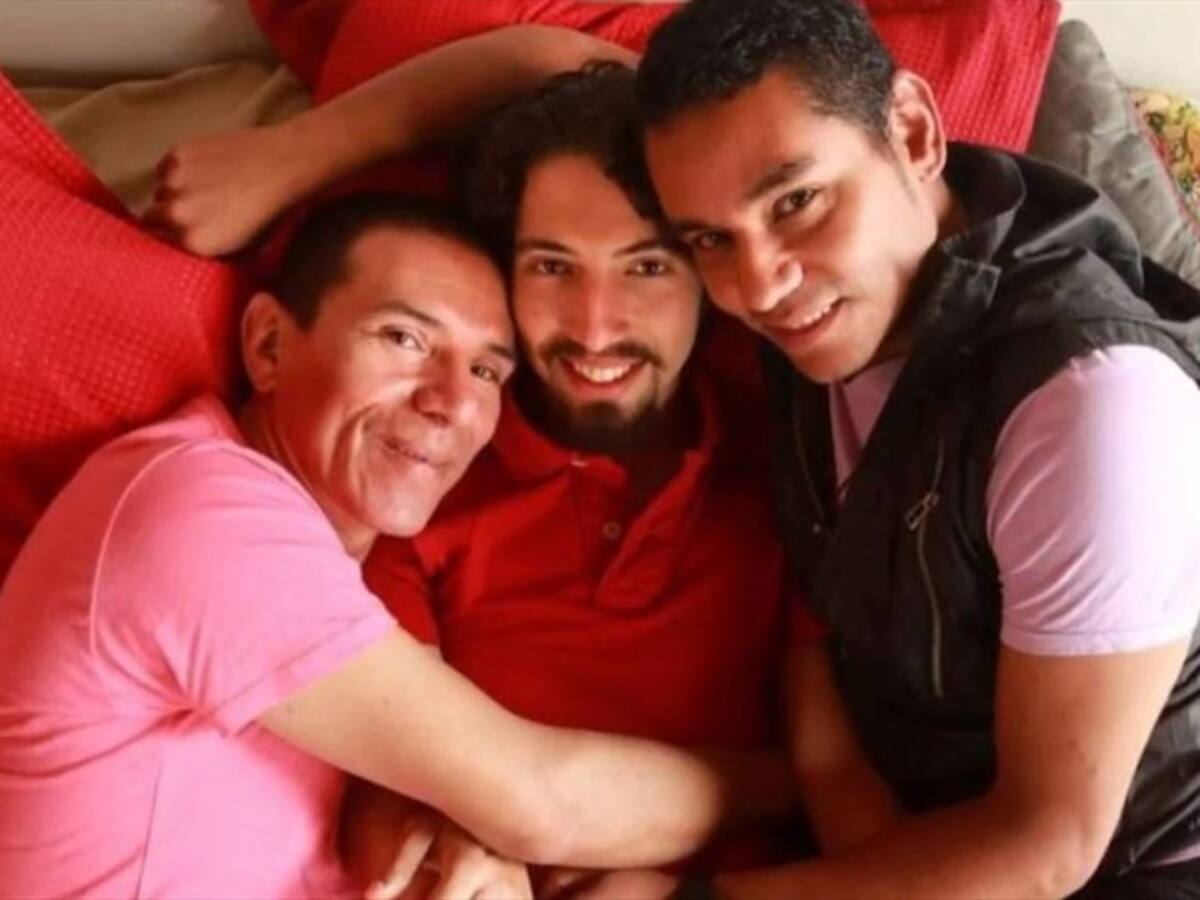 La historia de la primera familia poliamorosa que recibe pensión en Colombia