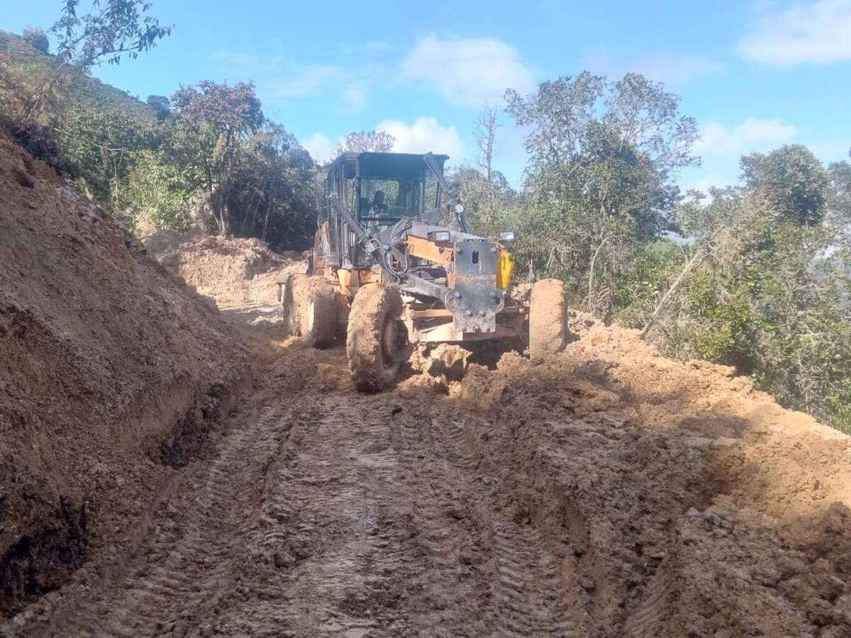Más de 3.500 habitantes de Aguadas (Caldas) están afectados por 4 derrumbes sobre la vía a Antioquia