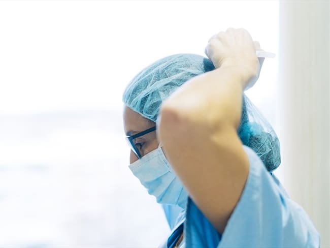 Médicos hablaron en Sigue La W sobre lo que se ha cumplido y lo que no de las promesas que realizó el Gobierno cuando inició la pandemia.. Foto: Getty Images