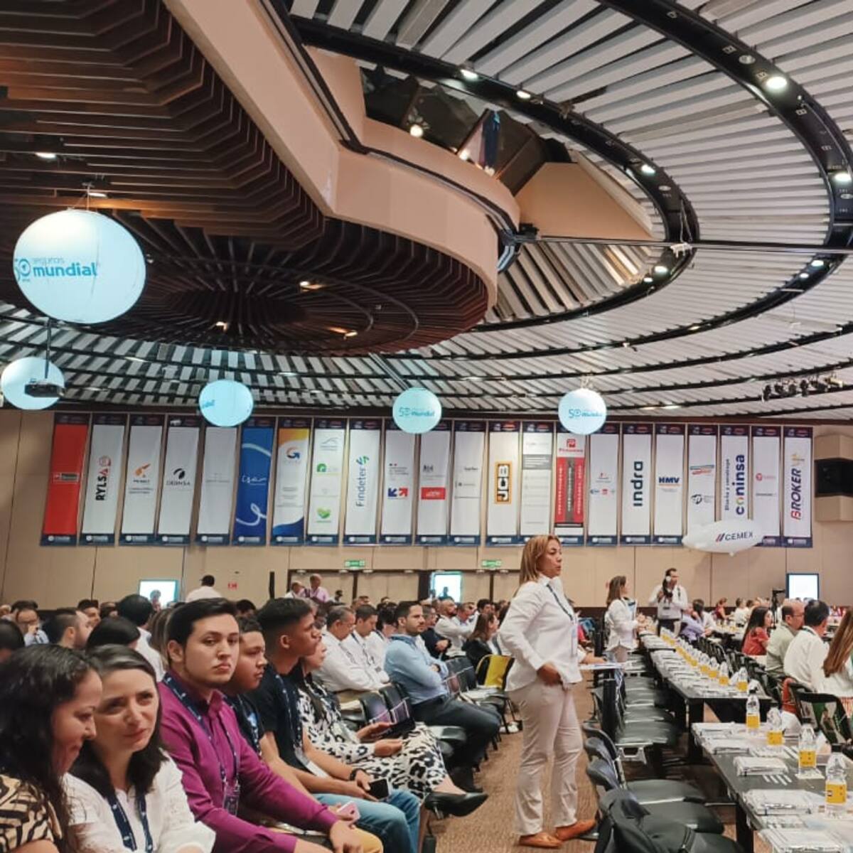 Sigue La W desde el Congreso de la Infraestructura