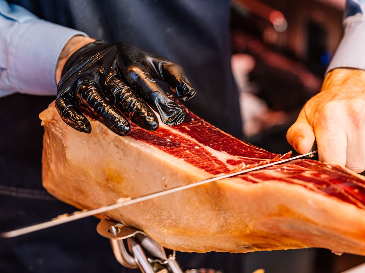 España pidió a Japón mantener importaciones de jamón serrano pese a brote de peste porcina