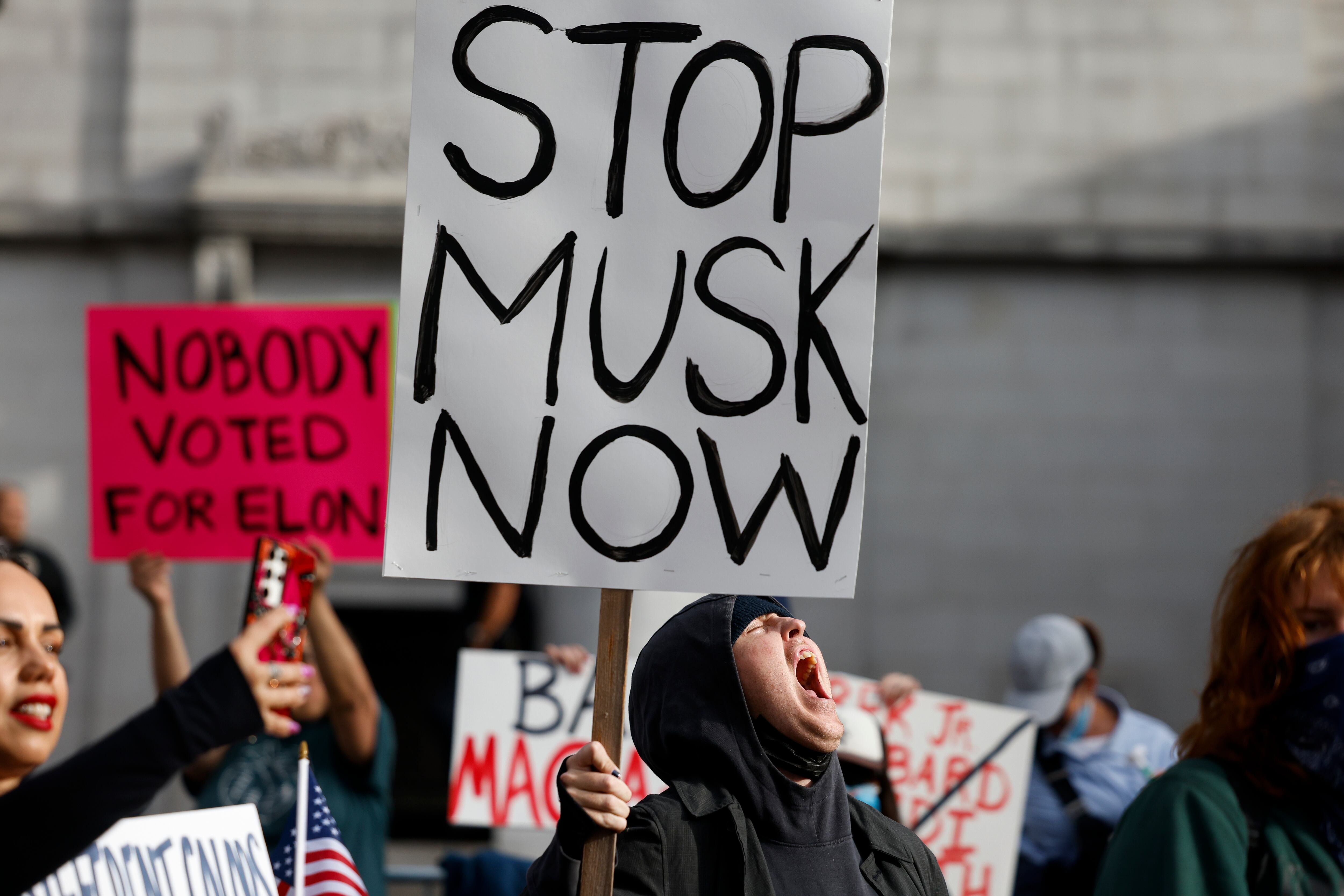 LOS ÁNGELES (EEUU), 06/02/2025.- Personas se reúnen para protestar contra la administración Trump frente al Ayuntamiento.