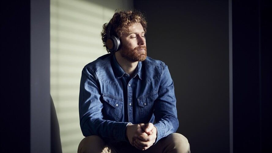 Imagen de referencia de un hombre con audífonos. Foto: Getty Images / Westend61