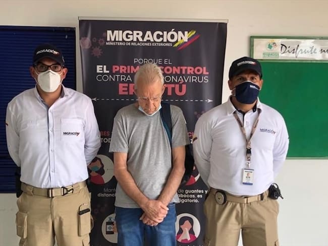 Oficiales de Migración Colombia adscritos a la Regional Andina detuvieron en Ibagué al ciudadano estadounidense Stephen Alan Early. Foto: Migración Colombia