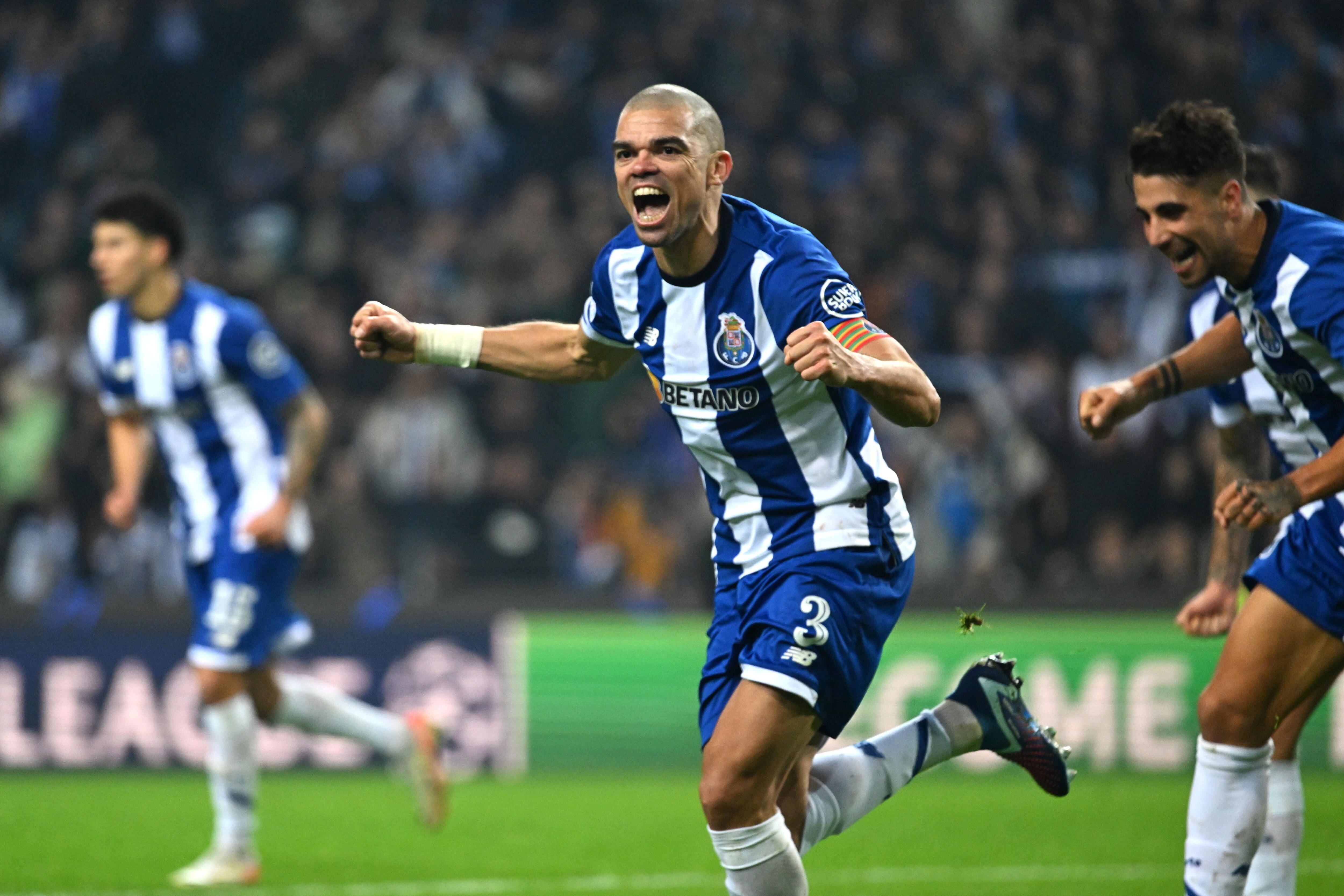 Porto (Portugal), 13/12/2023.- FC Porto's Pepe celebrates scoring the 4-2 goal during the UEFA Champions League group H soccer match between FC Porto and Shakhtar Donetsk, in Porto, Portugal, 13 December 2023. (Liga de Campeones) EFE/EPA/FERNANDO VELUDO