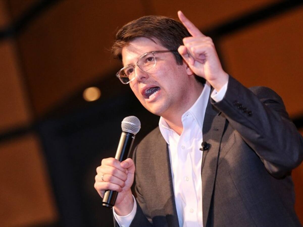 Miguel Uribe lidera 'vaca' en favor de la Policía y lanza dardos a la oposición