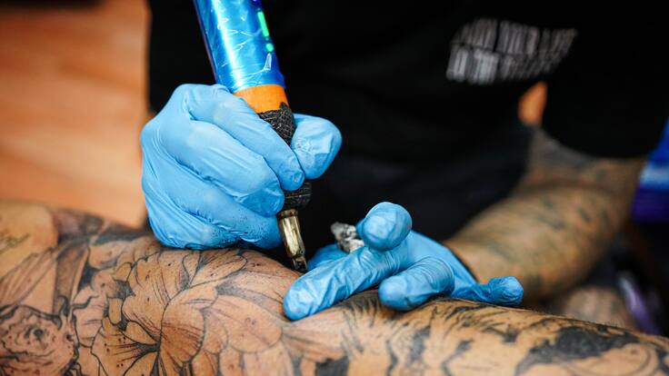 El ‘tatuador de famosos’ que busca cambiar vidas por medio del tatuaje: ¿de qué trata?
