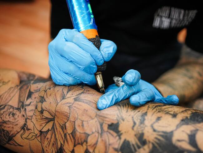 El ‘tatuador de famosos’ que busca cambiar vidas por medio del tatuaje: ¿de qué trata?