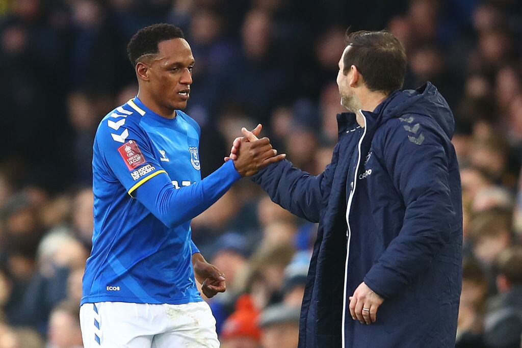 Yerry Mina y el técnico Frank Lampard (Photo by Chris Brunskill/Fantasista/Getty Images)