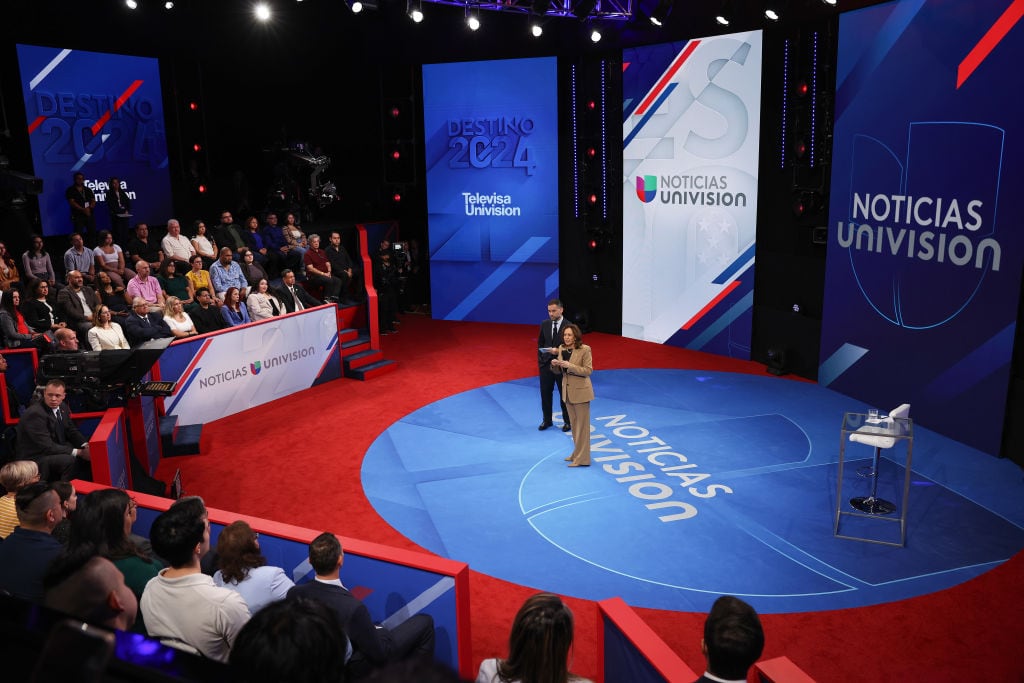 Kamala Harris (en el centro conc ropa de color café) responde preguntas de votantes latinos en foro convocado por Univisión. Foto: Getty Images.