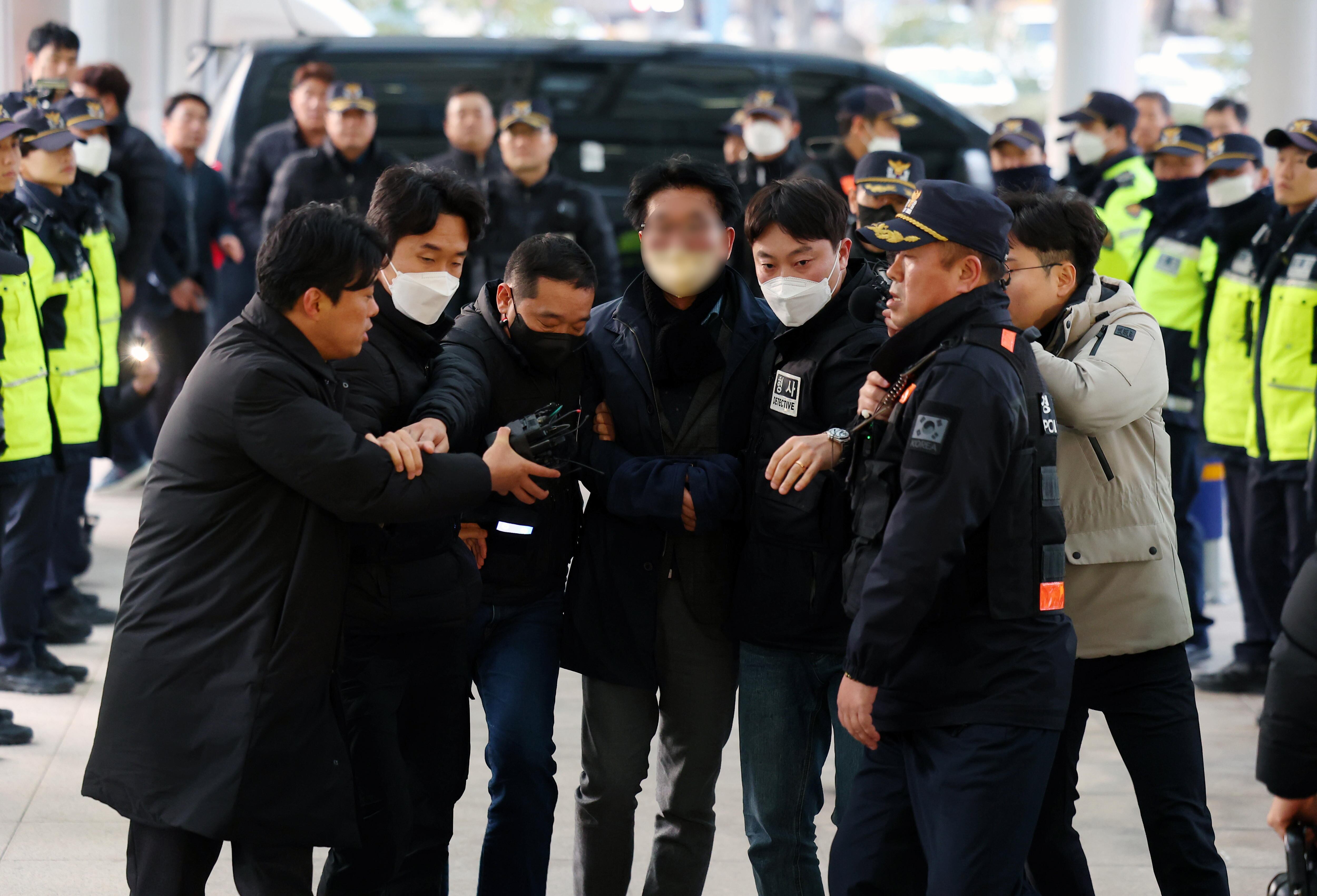 Hombre señalado de apuñalar en el cuello a Lee Jae-myung. EFE/EPA/YONHAP SOUTH KOREA OUT IMAGE PIXELATED AT SOURCE