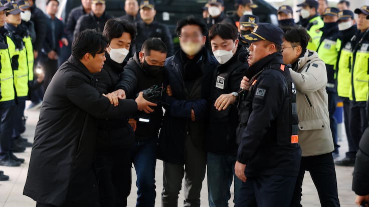 Busan (Korea, Republic Of), 02/01/2024.- A man (C, blurred) is taken by police investigators from Gangseo Police Station to Busan Metropolitan Police Agency in Busan, South Korea, 02 January 2024. The man in his 60s stabbed the left side of the neck of Lee Jae-myung, head of the main opposition Democratic Party, during the latter&#039;s visit to the construction site of an airport on Gadeok Island off Busan earlier in the day. (Corea del Sur) EFE/EPA/YONHAP SOUTH KOREA OUT IMAGE PIXELATED AT SOURCE