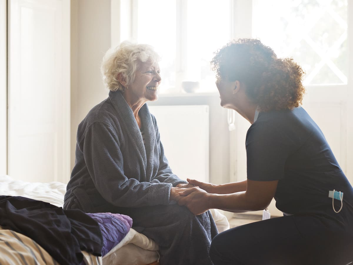 En qué casos la EPS debe pagar el cuidador de adulto mayor: Corte Constitucional explica condiciones