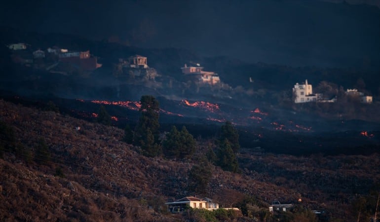 La nueva boca del volcán, que se abrió en la noche de este viernes dentro del área del cono principal expulsa cenizas a 4.500 metros de altitud.. Foto: Marcos del Mazo/LightRocket via Getty Images