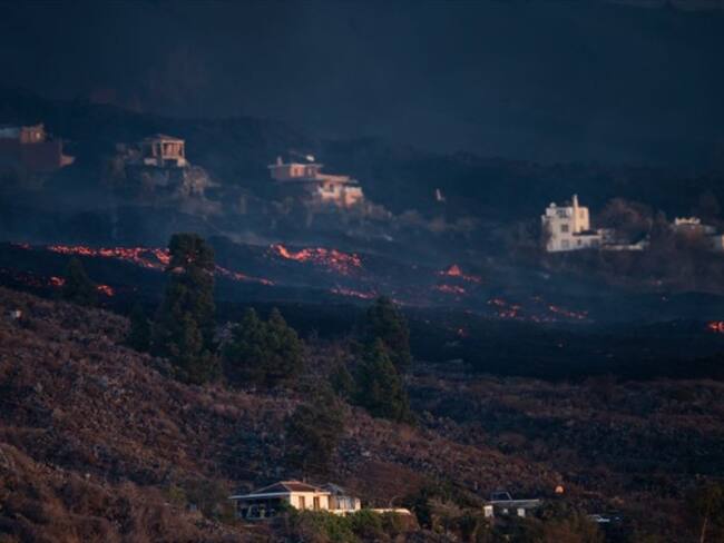 La nueva boca del volcán, que se abrió en la noche de este viernes dentro del área del cono principal expulsa cenizas a 4.500 metros de altitud.. Foto: Marcos del Mazo/LightRocket via Getty Images