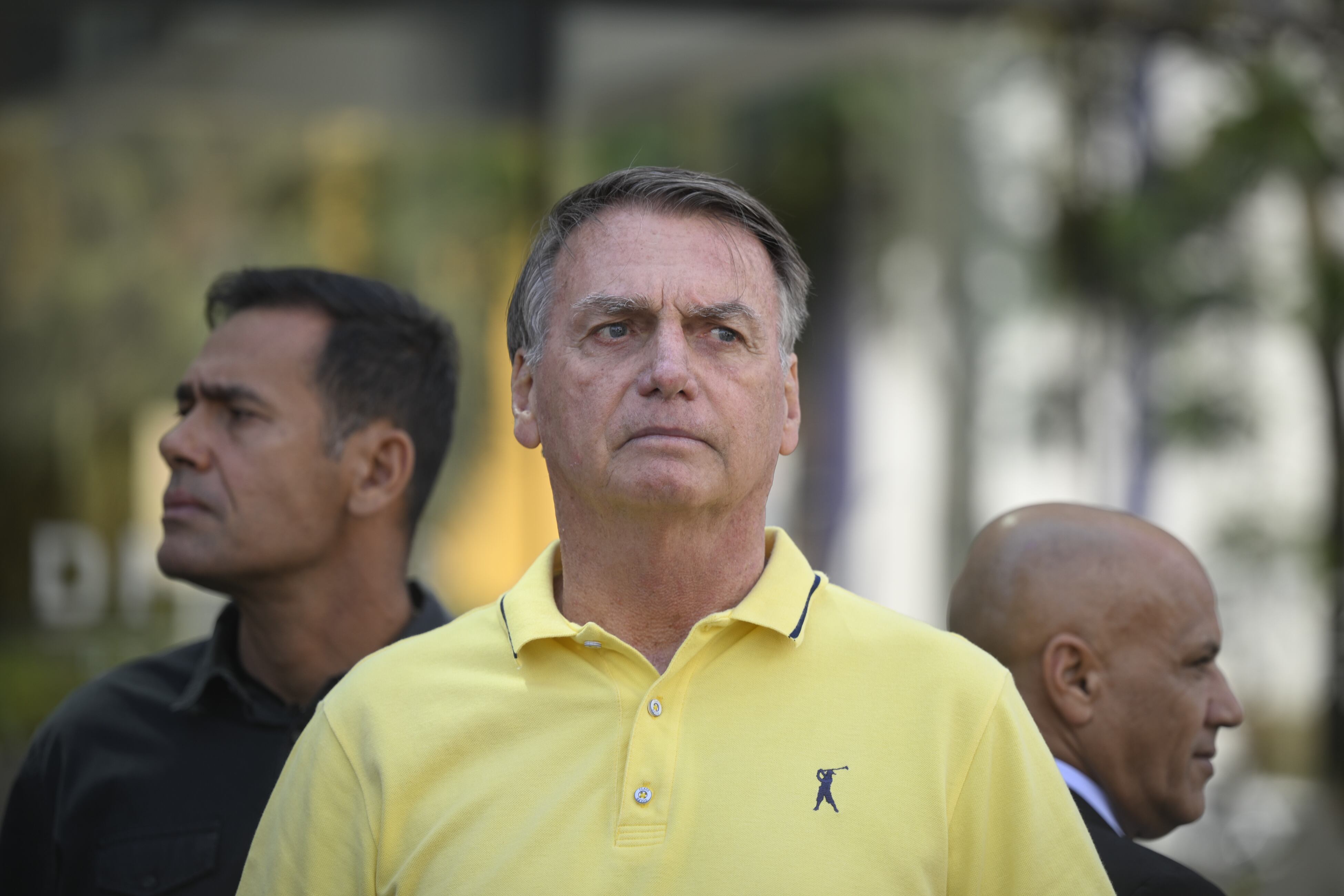 El expresidente de Brasil Jair Bolsonaro sale de un hospital después de someterse a exámenes médicos el 16 de agosto de 2025. (Foto de Mateus Bonomi/Anadolu vía Getty Images)