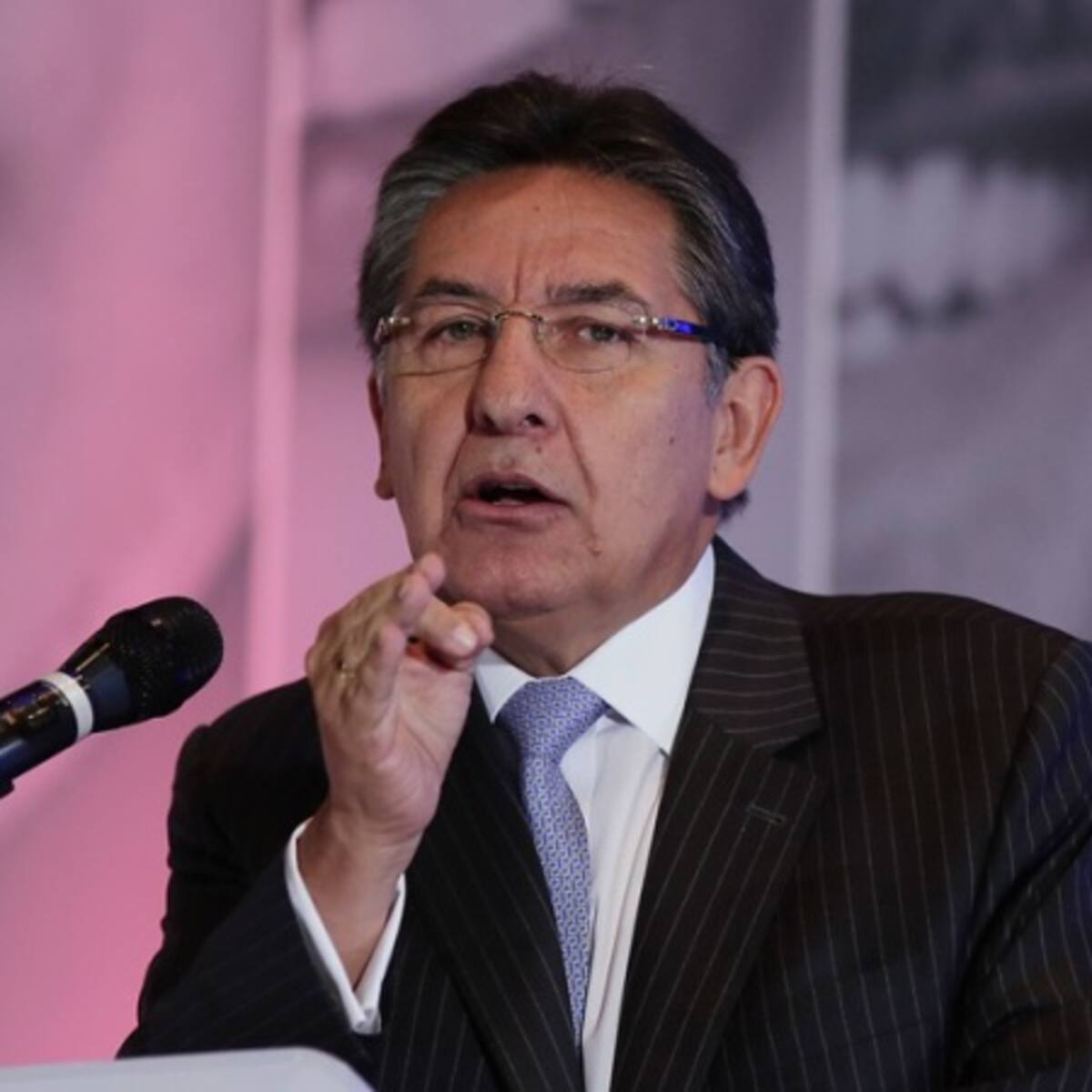 Es deplorable esa afirmación: Néstor Humberto Martínez a Petro sobre fiscal Barbosa