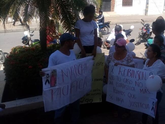 Familiares de hombre baleado por un policía en Montería realizaron plantón. Foto: Cortesía