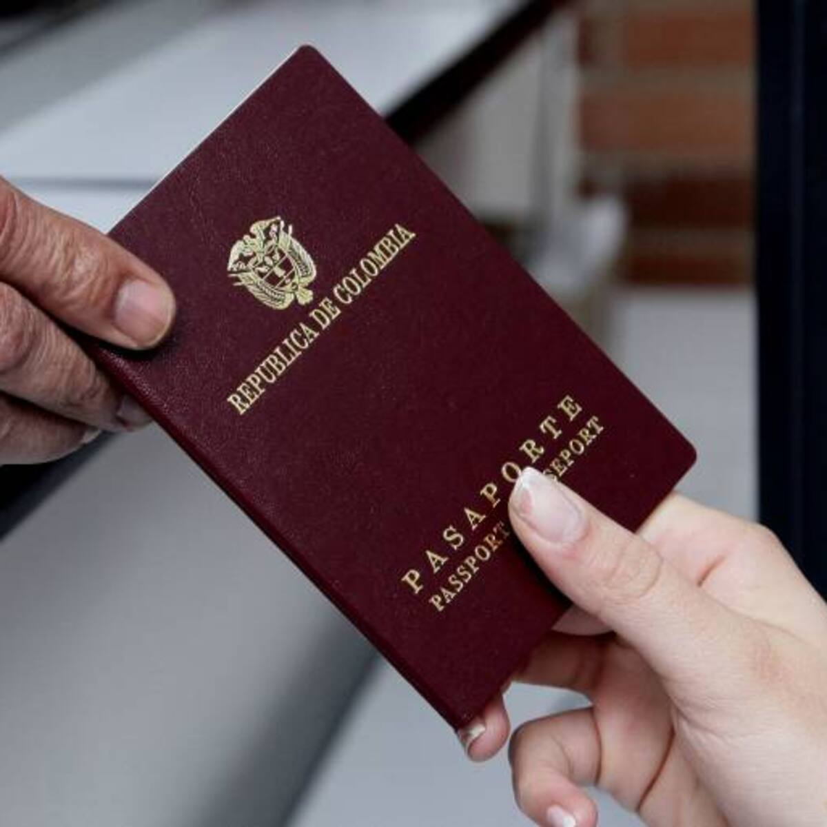 Suspenden licitación para expedir pasaportes en Colombia